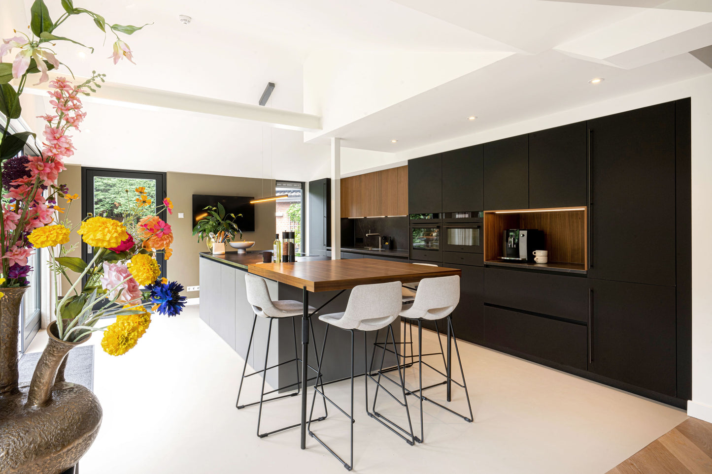 Italiaanse maatwerk keuken in Alkmaar – Fenix fronten met Dekton werkblad