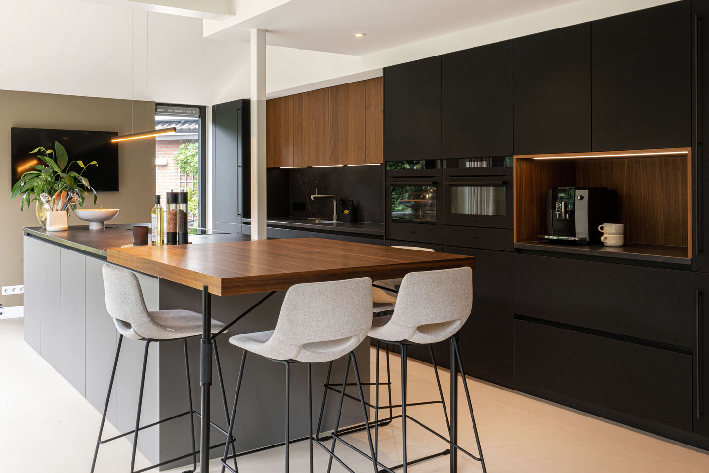 Italiaanse maatwerk keuken in Alkmaar – Fenix fronten met Dekton werkblad