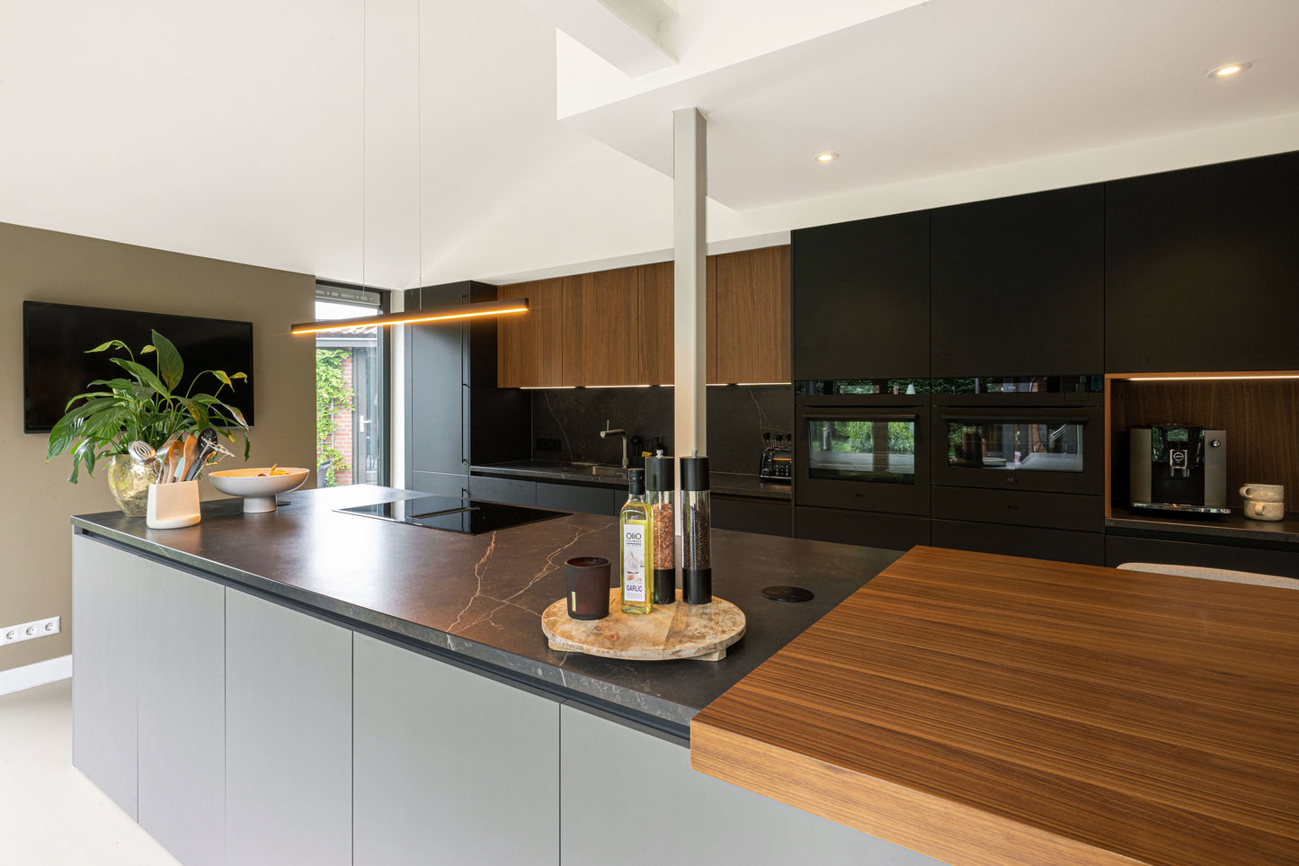 Italiaanse maatwerk keuken in Alkmaar – Fenix fronten met Dekton werkblad