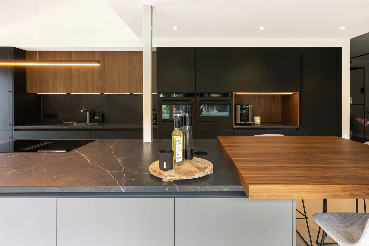 Italiaanse maatwerk keuken in Alkmaar – Fenix fronten met Dekton werkblad