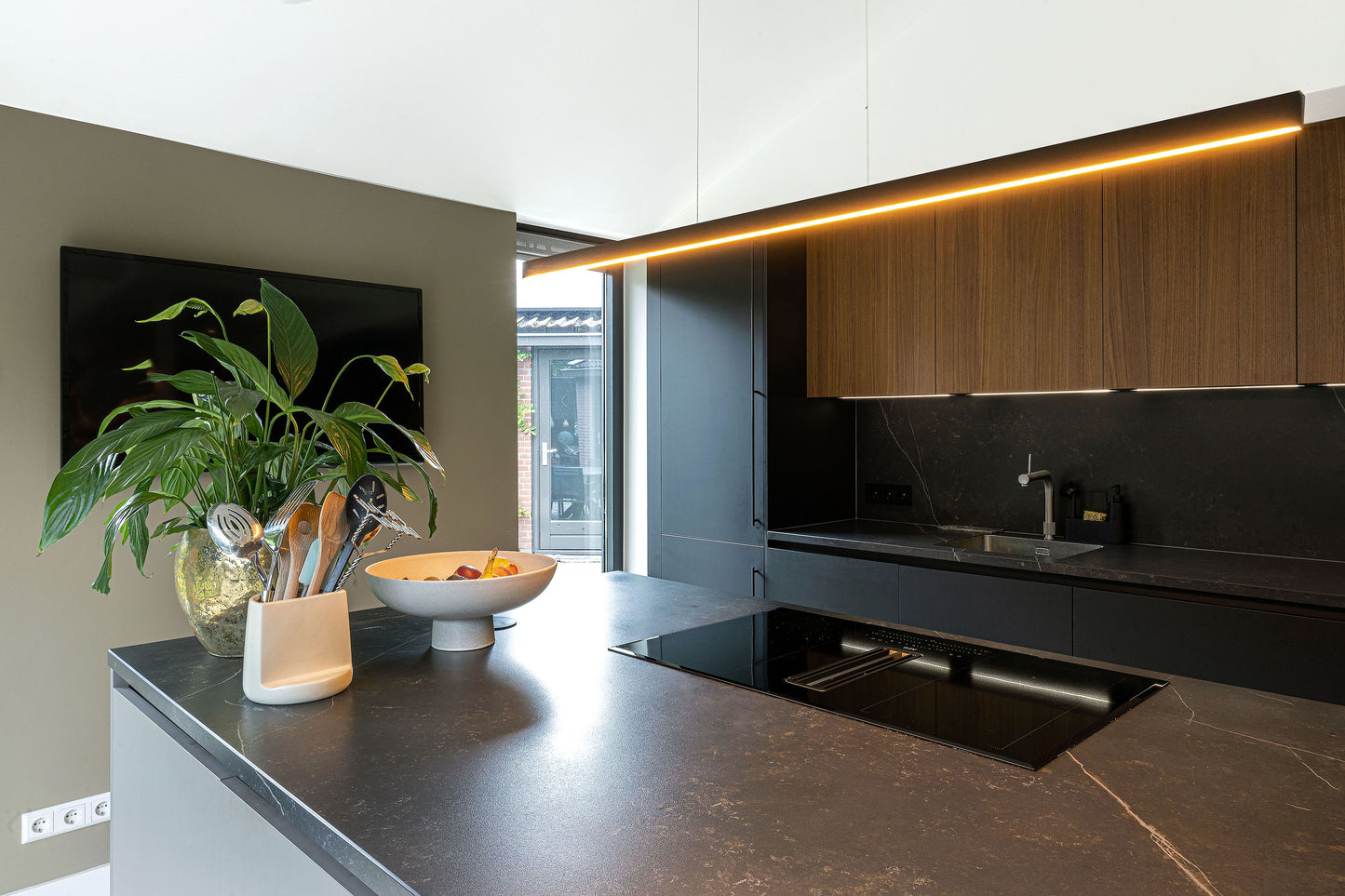 Italiaanse maatwerk keuken in Alkmaar – Fenix fronten met Dekton werkblad