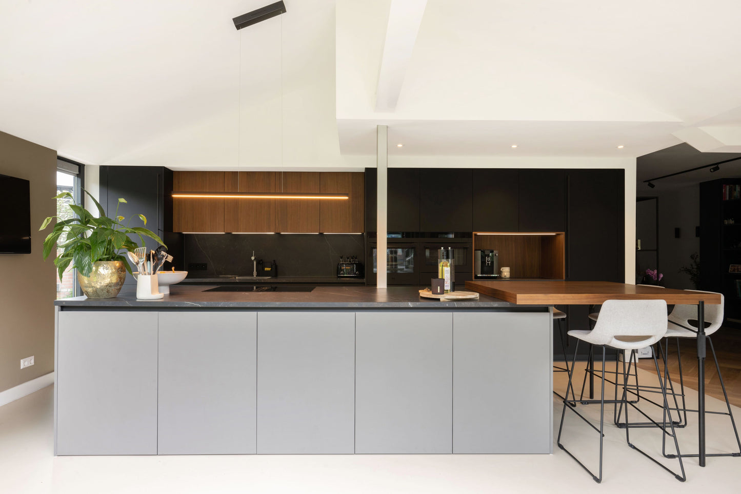 Italiaanse maatwerk keuken in Alkmaar – Fenix fronten met Dekton werkblad