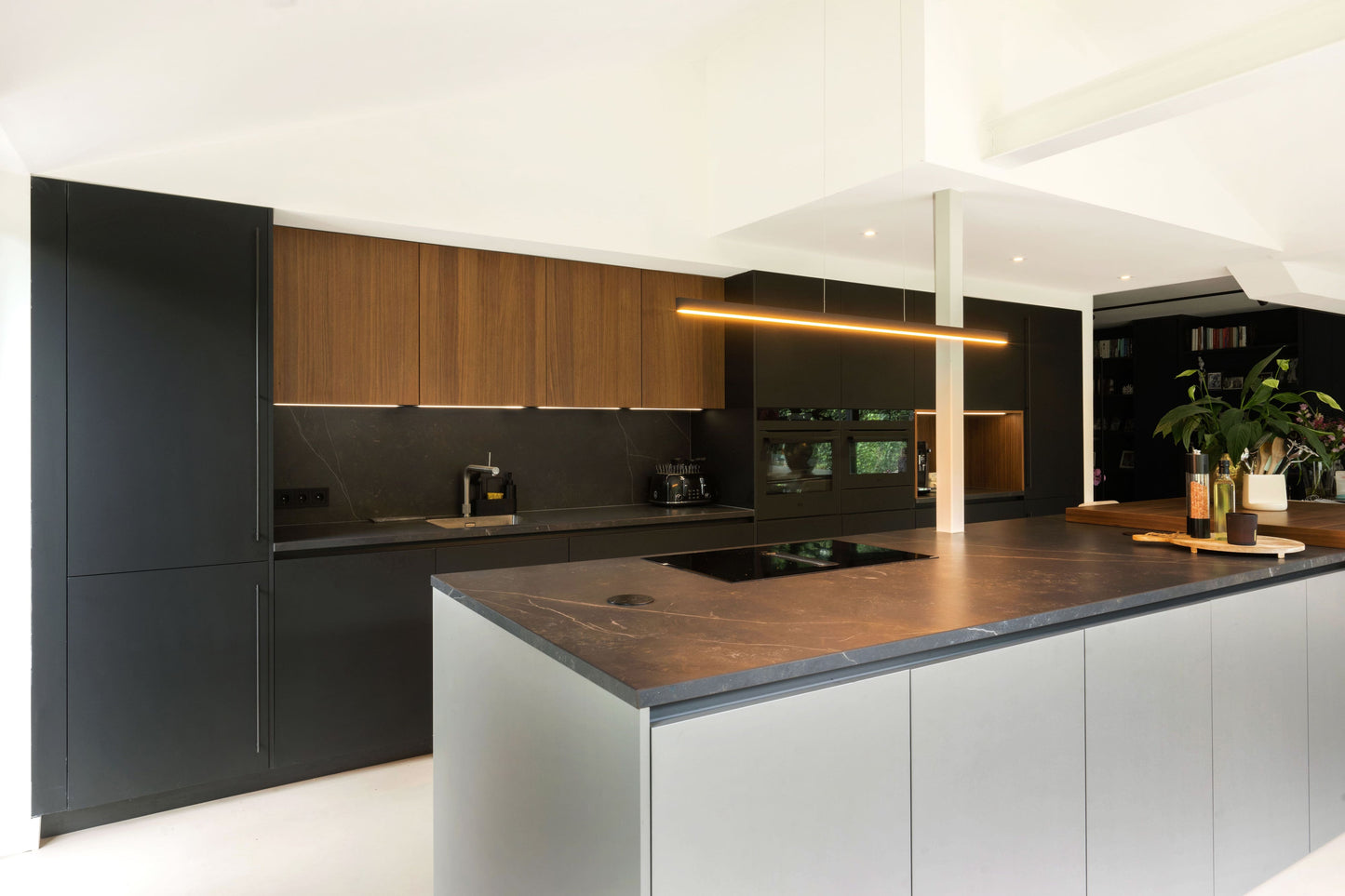 Italiaanse maatwerk keuken in Alkmaar – Fenix fronten met Dekton werkblad