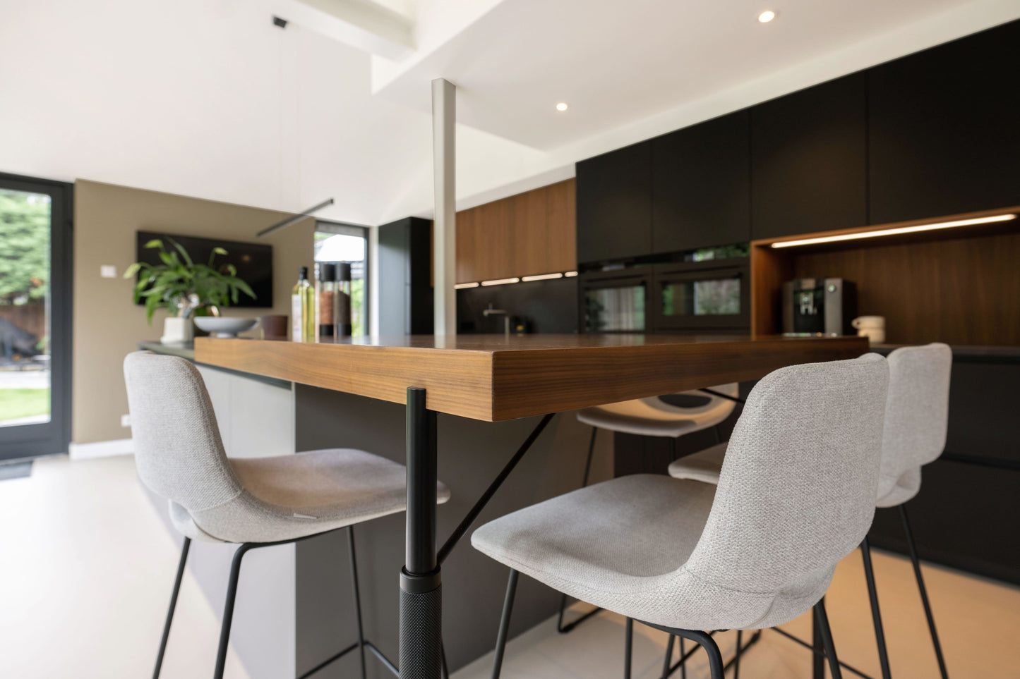 Italiaanse maatwerk keuken in Alkmaar – Fenix fronten met Dekton werkblad