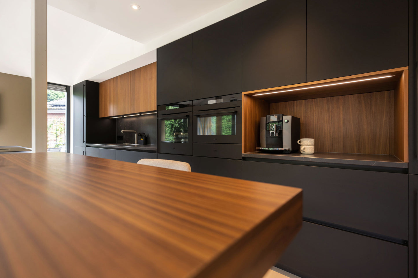 Italiaanse maatwerk keuken in Alkmaar – Fenix fronten met Dekton werkblad