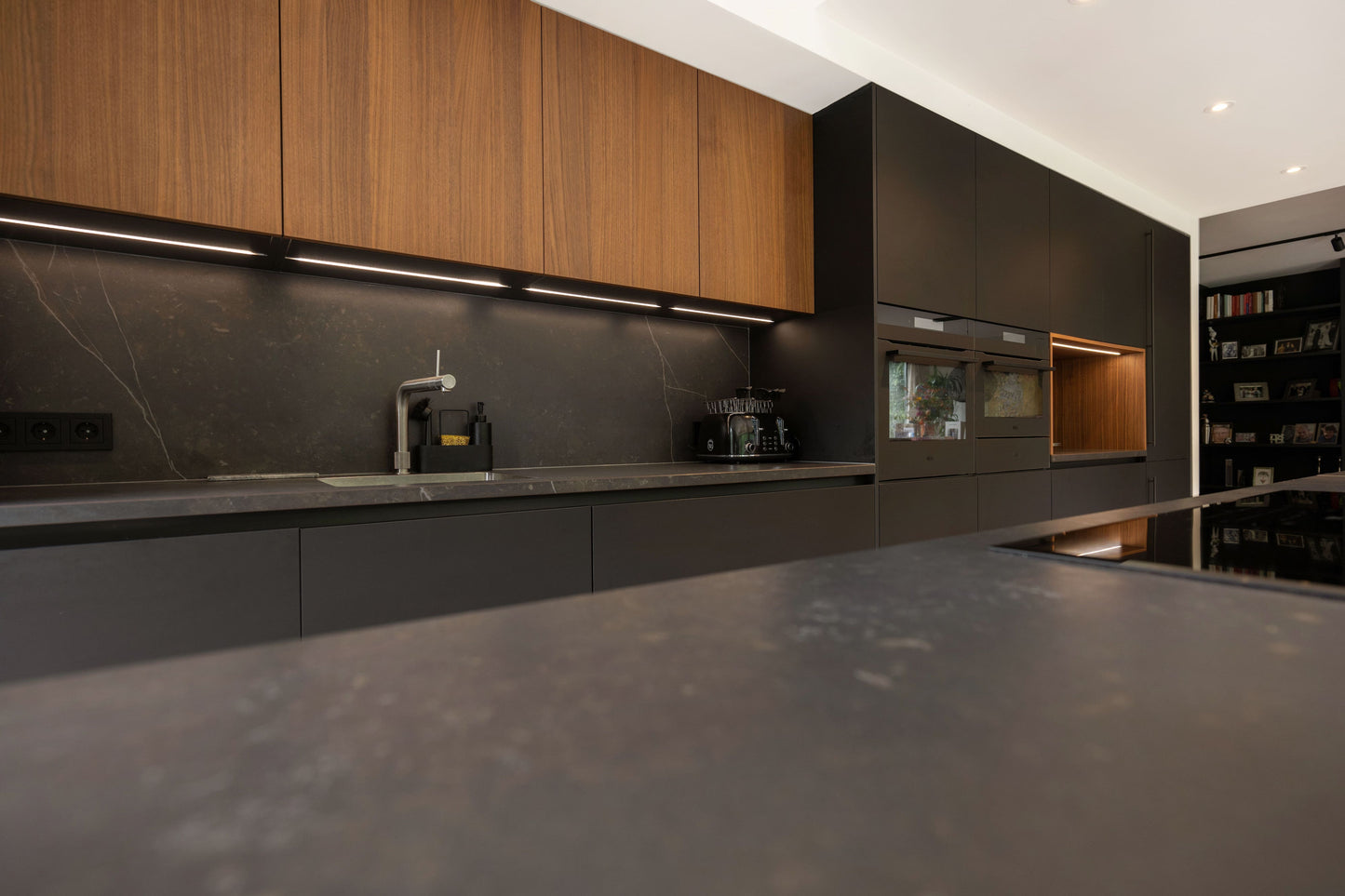 Italiaanse maatwerk keuken in Alkmaar – Fenix fronten met Dekton werkblad