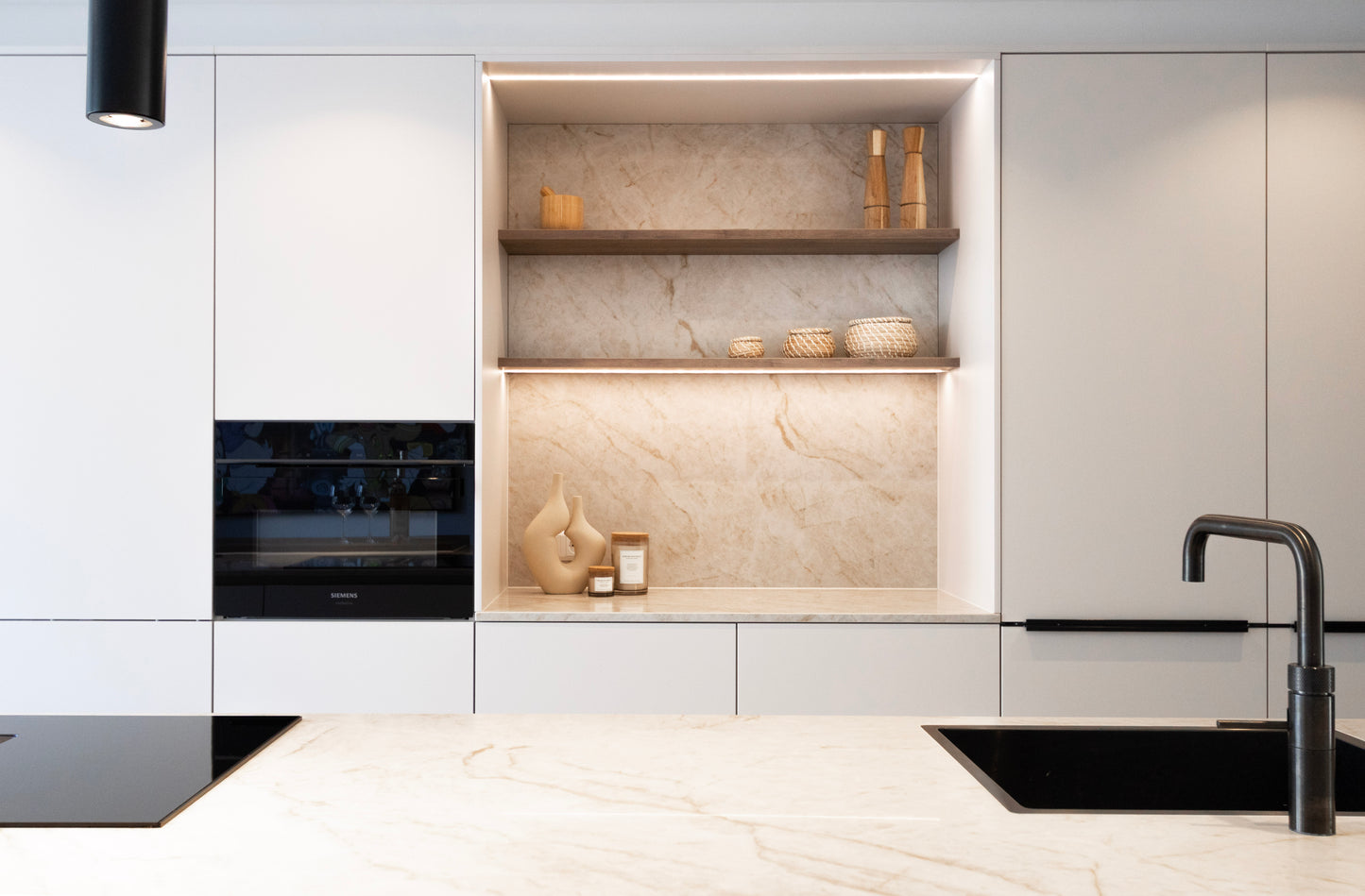 Moderne maatwerk keuken in Alkmaar met lichte kleuren en warme accenten
