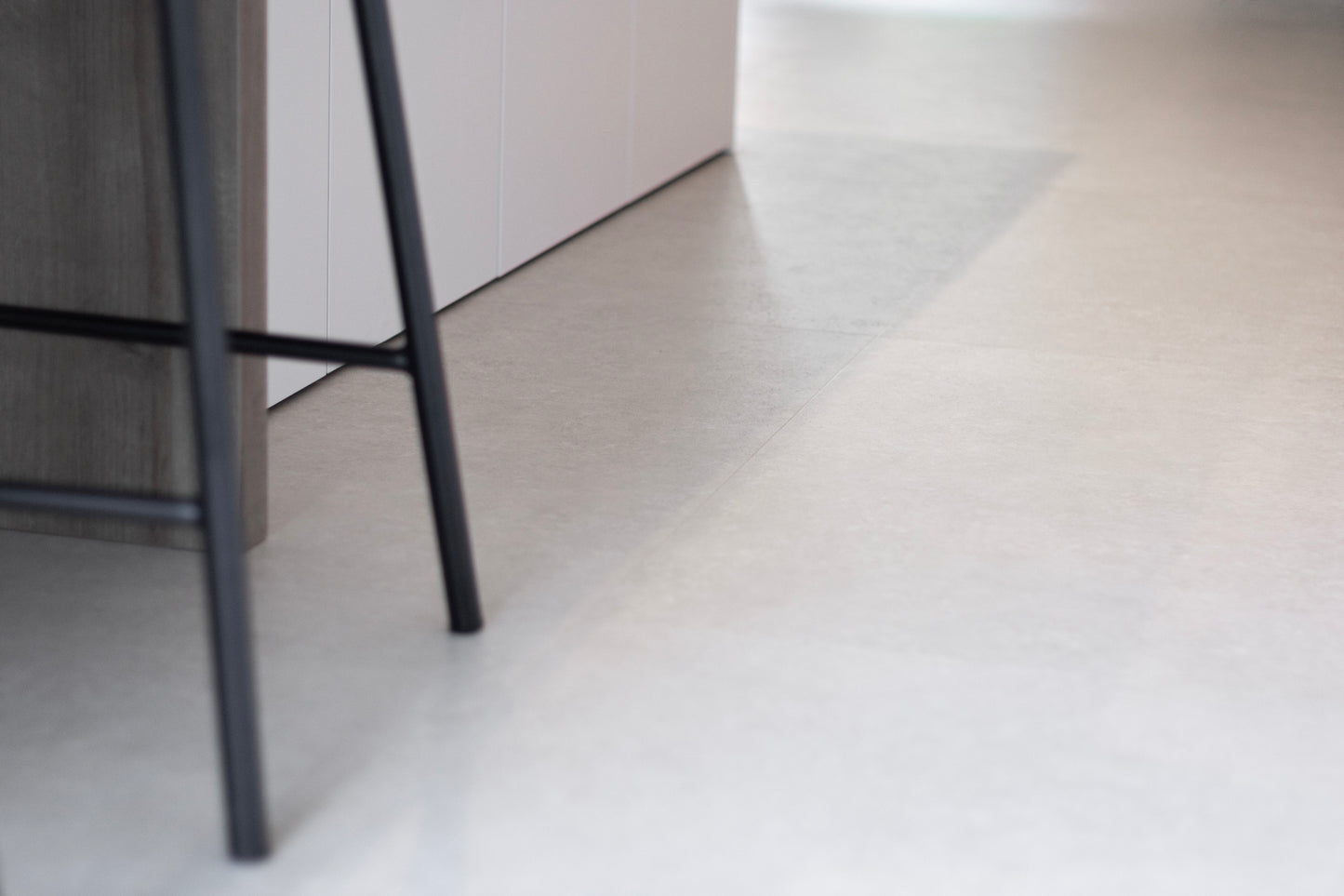 Moderne maatwerk keuken in Alkmaar met lichte kleuren en warme accenten