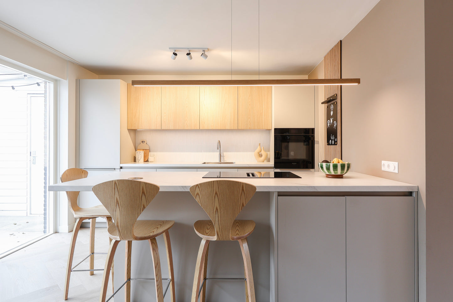 Lichte Italiaanse maatwerk keuken met zachte tinten en warme accenten