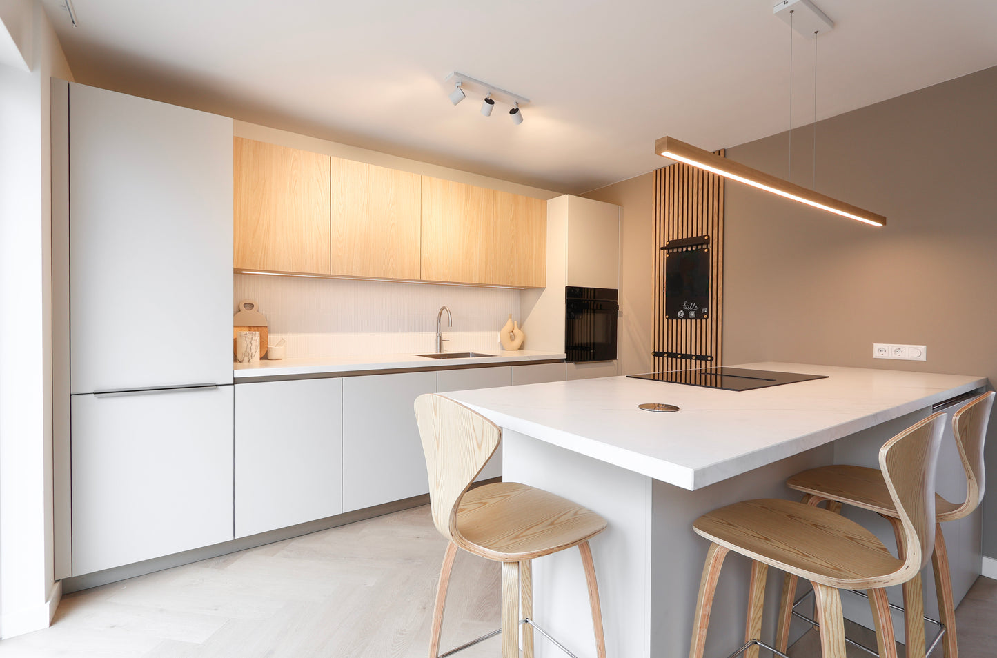 Lichte Italiaanse maatwerk keuken met zachte tinten en warme accenten