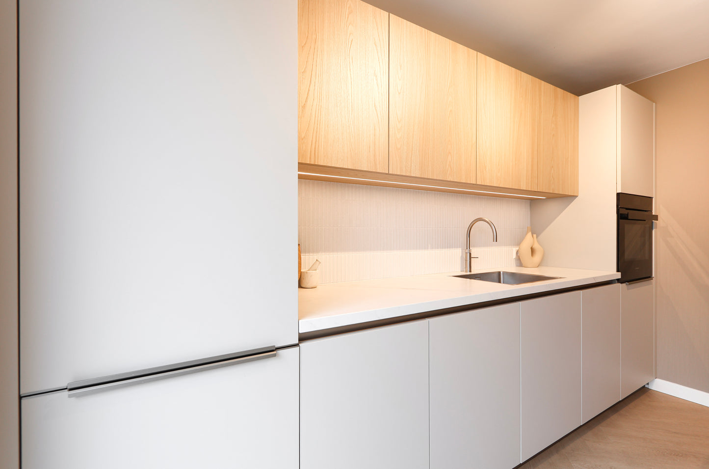 Lichte Italiaanse maatwerk keuken met zachte tinten en warme accenten