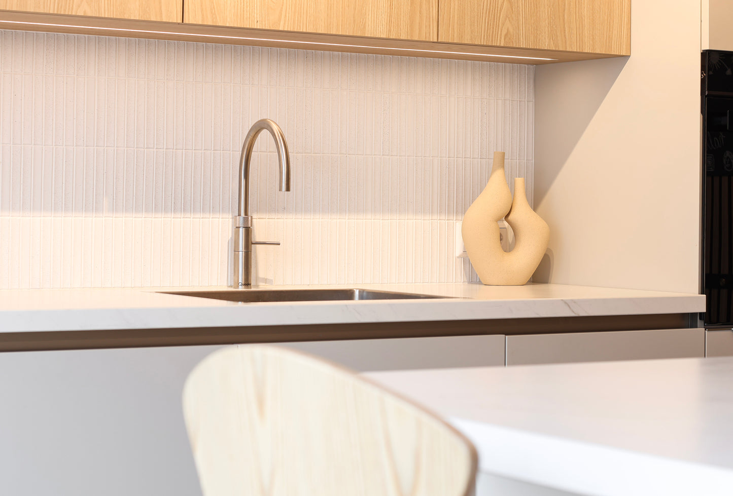 Lichte Italiaanse maatwerk keuken met zachte tinten en warme accenten