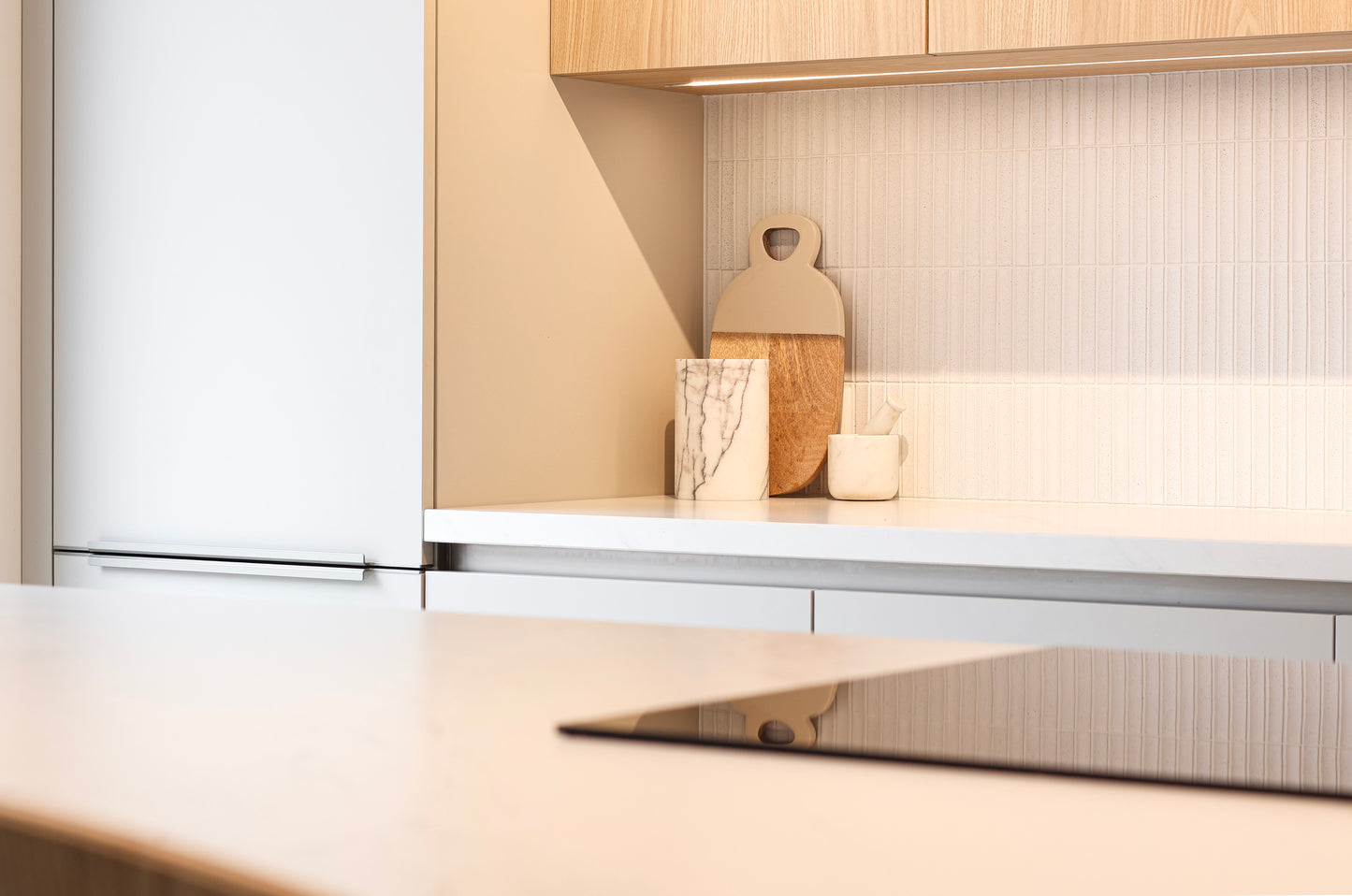 Lichte Italiaanse maatwerk keuken met zachte tinten en warme accenten