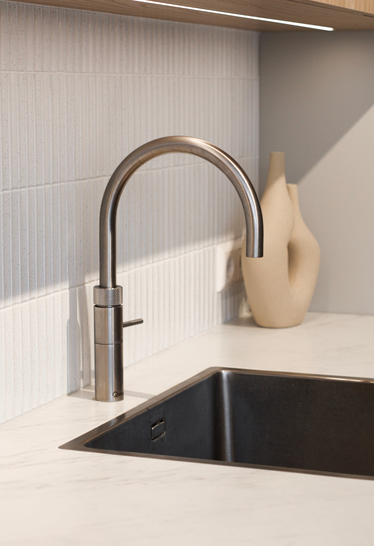 Lichte Italiaanse maatwerk keuken met zachte tinten en warme accenten