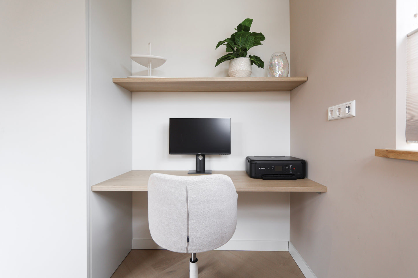 Lichte Italiaanse maatwerk keuken met zachte tinten en warme accenten