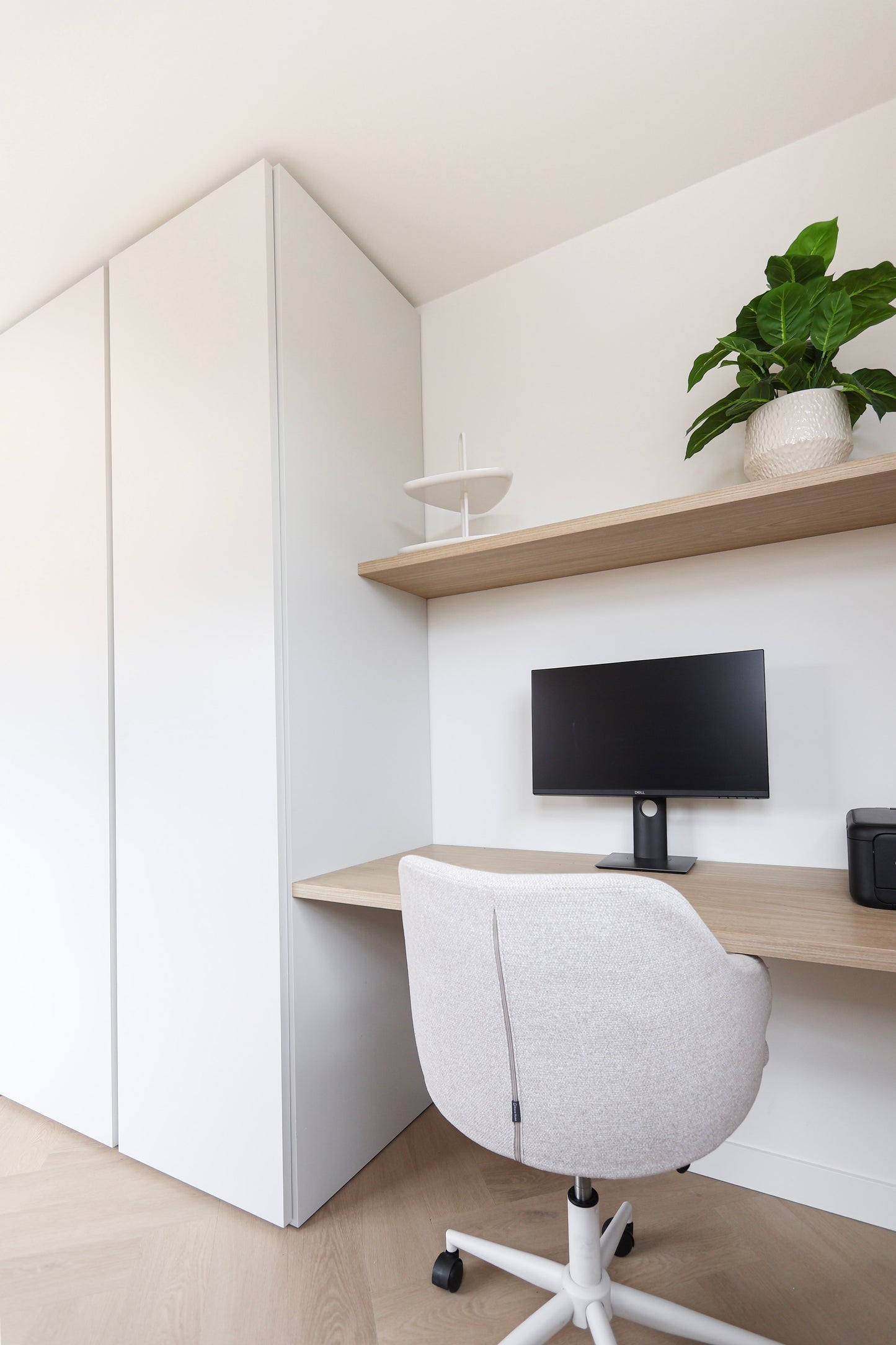 Lichte Italiaanse maatwerk keuken met zachte tinten en warme accenten