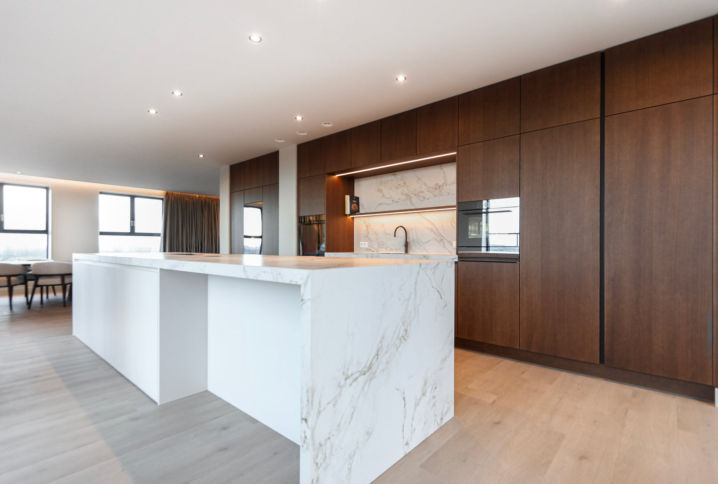 Maatwerk keuken met luxe details en verfijnde afwerking