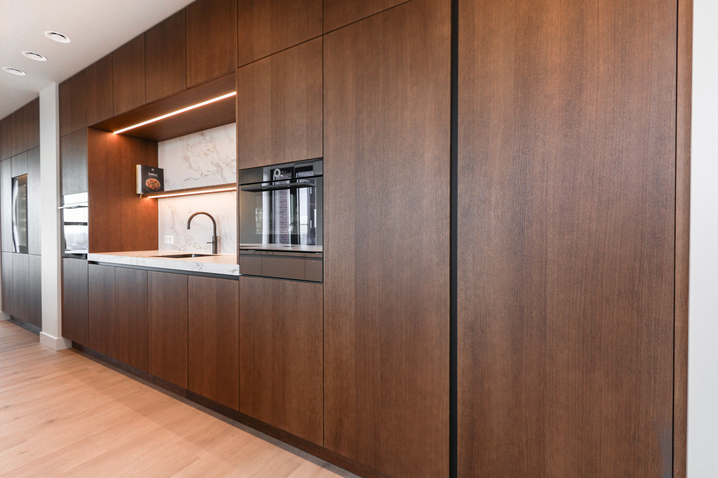 Maatwerk keuken met luxe details en verfijnde afwerking