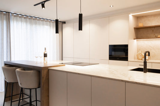 Moderne maatwerk keuken in Alkmaar met lichte kleuren en warme accenten