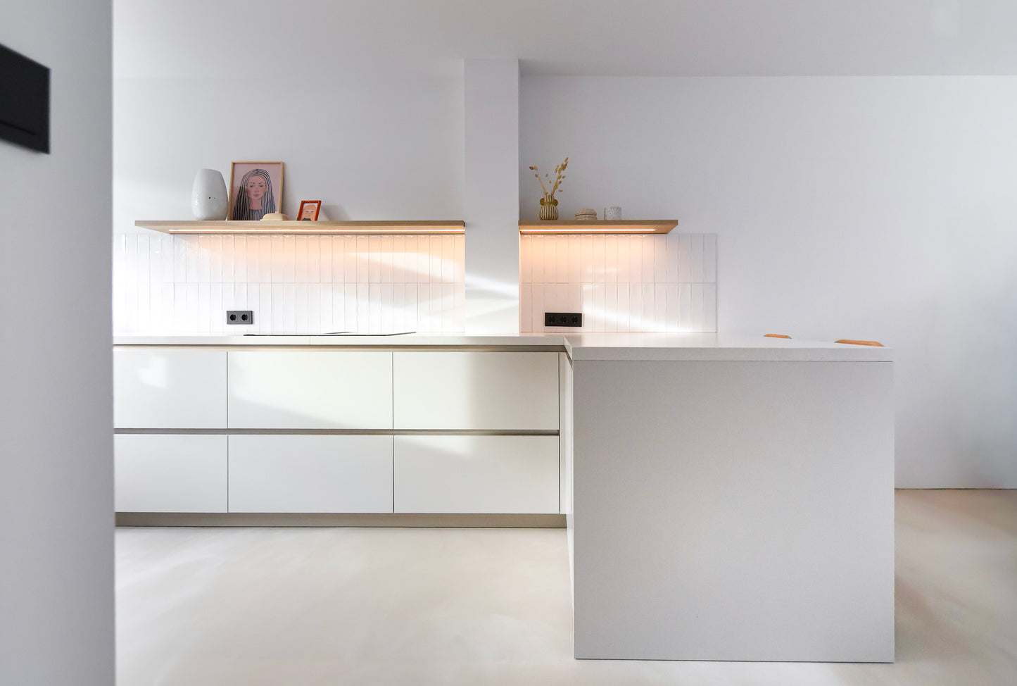 Italiaanse maatwerk- keuken en interieur met gietvloer