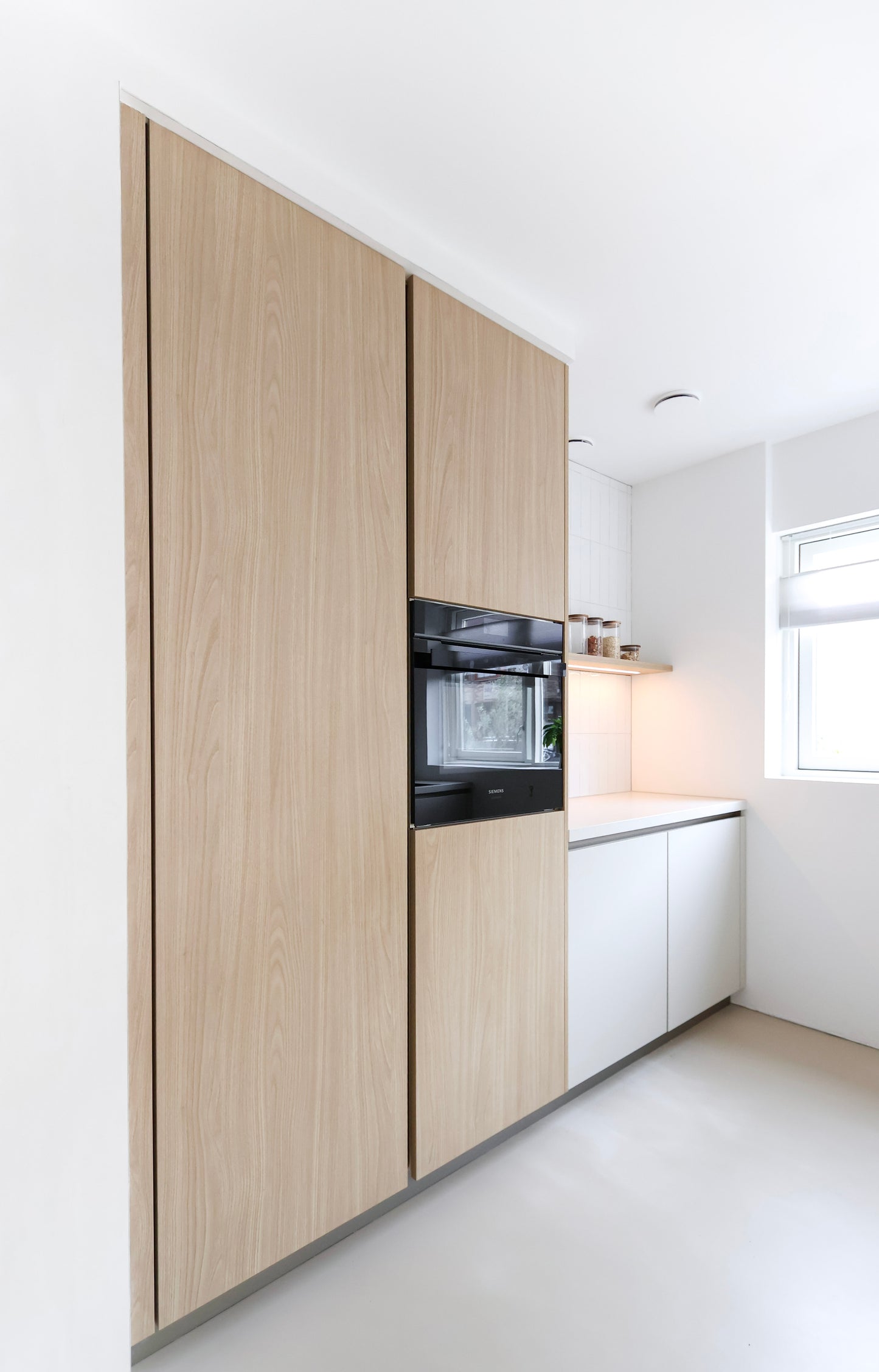 Italiaanse maatwerk- keuken en interieur met gietvloer